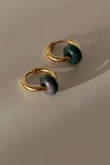 Aros dorados tipo argolla con dije de piedra natural verde y lila.