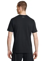Remera celeste de manga corta Under Armour con logo estampado en el pecho.