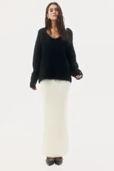 Pollera midi entallada de punto suave con efecto peludito, cintura elastizada y bajo recto.