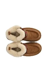 Botines UGG color marrón claro, con interior de piel sintética color crema, cordones de tela con diseño geométrico en marrón, rojo y blanco, y suela de goma color beige.