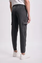 Pantalón deportivo cargo jogger negro con bolsillos laterales y tobillos ajustados.