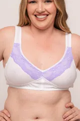 Soutien blanco sin aro, moldeado en copa, con breteles anchos regulables y detalle de puntilla lila en el escote. Broches reforzados regulables en la espalda.