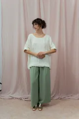 Blusa color crudo de lino, con cuello redondo y mangas 3/4 con dobladillo.