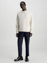 Sweater color crema de lana y acrílico, con cuello redondo y corte regular.