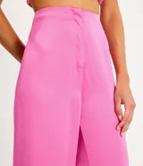 Pantalón pantalona con tejido satinado y barras amplias. Corte amplio, los pantalones Pantalona aportan mucho más que estilo y personalidad al look. Libertad y comodidad también traducen muy bien lo que representa el modelo. La pieza, que es un clásico del guardarropa femenino, es bastante democrática, ya que no marca las piernas y se adapta muy bien a diferentes tipos de cuerpos. Ganando espacio para las próximas temporadas, ¡vuelven las piezas con superficie satinada! Son superdemocráticos, aportando ligereza y estilo a los looks. Las telas satinadas aportan un toque de sofisticación al look, pero van mucho más allá. Hoy el raso también está presente en looks con un toque street, más urbano, componiendo con prendas texturizadas, más pesadas y con diferentes tejidos, como el jean. ¡Apuesta a esta tendencia que viene con todo en Renner!