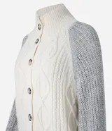 Cardigan de punto color crema con diseño trenzado en el frente, cuello alto, cierre abotonado y mangas largas grises.