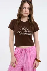 Remera rosa con cuello redondo y estampado frontal con la frase "I only trust the zodiac".