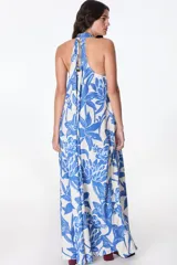 Vestido largo de poliéster con estampado floral en tonos azul y blanco, cuello halter y corte holgado.