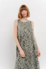 Vestido largo sin mangas de algodón con estampado animal print y escote redondo. Tiene bolsillos laterales y corte suelto.