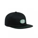 Gorra negra de Vans con logo ovalado de la marca bordado en verde en el frente. Visera plana con costuras verdes. Ajuste trasero con hebilla plástica.