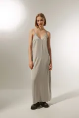 Vestido largo color gris, de breteles finos y escote en V con detalle de encaje.