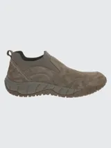 Zapato slip on de gamuza color marrón, con cuello elástico y suela de goma con tecnología Spinal.