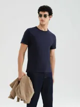 Remera azul marino de corte slim y mangas cortas.