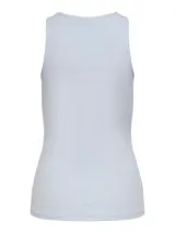 Musculosa celeste de algodón con cuello redondo y corte ajustado.