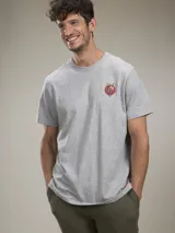 Remera gris de algodón con estampado pequeño de corazón con flores en el pecho.