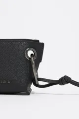 Monedero mini Bimba y Lola de cuero negro con asa extraíble, logo metálico y cierre con cremallera.