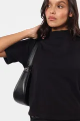 Remera blanca de jersey con cuello alto, corte boxy fit y mangas cortas.