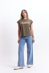 Musculosa oversize color beige con estampado dorado que dice "If you never try you will never know".