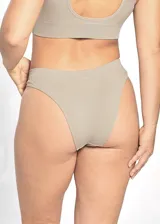 Bombacha de corte biquini color beige, confeccionada en tejido rib elástico con tiro medio/bajo y costuras elásticas.