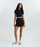 Short básico color beige, confeccionado en microfibra, con cordón ajustable en la cintura y bolsillos laterales.