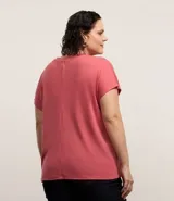 Blusa tipo muscle tee color turquesa, hecha en ribana de viscosa y poliéster, con escote redondo y sin sisas.