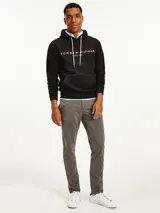 Hoodie negro de Tommy Hilfiger con logo de la marca estampado en el pecho.