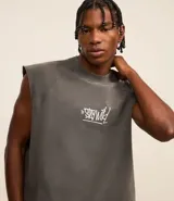 Musculosa sin mangas de algodón con cuello redondo en rib, bajo cortado a hilo y efecto desteñido. Presenta un estampado central con lettering en blanco.