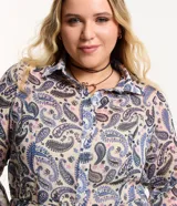 Vestido corto estilo camisa en tejido chiffon con estampado paisley, cuello camisero, abotonado delantero, mangas largas con puños elásticos, lazo en la cintura y forro estilo combinación.