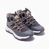 Bota de trekking Merrell Soren Mid para hombre, con capellada de ripstop en tonos gris, marrón y negro. Cuenta con múltiples cintas laterales que ofrecen soporte y sujeción al pie, funcionando también como pasadores para los cordones, garantizando un ajuste personalizado.