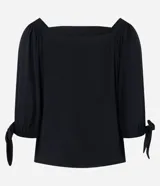 Blusa de mangas 3/4 con elásticos y lazos en los puños, confeccionada en viscosa, con escote cuadrado.
