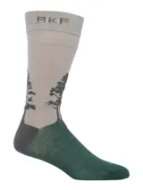 Calcetines de caña media con diseño de paisaje de bosque en tonos grises, verdes y naranjas. Confeccionados en bambú y spandex.