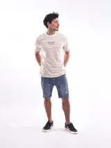 Bermuda de jean color celeste con roturas y cordón ajustable en la cintura.