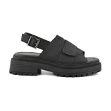 Sandalia casual negra con plataforma y suela track, tiras anchas sobre el empeine y tira trasera con hebilla ajustable.
