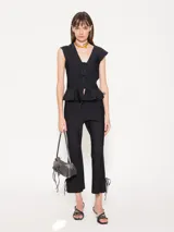 Top blanco de lycra doble, con mangas japonesas y escote en V con lazos de poplin. Tiene doble volado caracol en el ruedo.