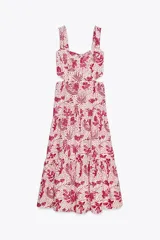 Vestido midi con estampado floral en tonos rosados, de escote recto y tirantes anchos con abalorios. Presenta aberturas laterales en la cintura y cierre trasero con cremallera oculta.