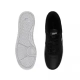 Zapatillas urbanas Lacoste modelo L001 Set 224 2 SMA, color negro con logo del cocodrilo bordado en blanco en el lateral y suela blanca.