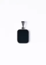 Dije cuadrado de acero quirúrgico con esmalte negro.