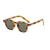 Gafas de sol unisex con montura cuadrada color carey y lentes grises con filtro UV 400. Fabricadas con plástico reciclado. Incluye estuche.