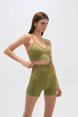Top verde oliva de bretel fino, al cuerpo, con elástico y escote en V.