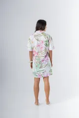 Camisa corta de algodón estampado con cuello clásico, abotonada adelante con vivo y mangas cortas.