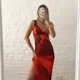 Vestido largo de microtul estampado en tonos naranja y marrón, con escote drapeado, breteles finos y tajo lateral.