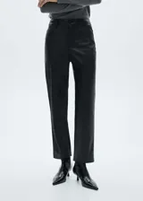 Pantalón negro de tiro alto con efecto piel, corte recto, cinco bolsillos, trabillas y cierre de cremallera y botón.