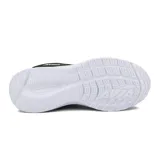 Championes deportivos Avia Marx, color negro con detalles en azul y logo de la marca en blanco.