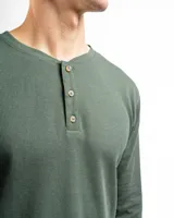 Remera de manga larga gris claro, confeccionada en tejido mini piqué de algodón. Presenta cuello redondo con abertura de tres botones.