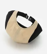 Gorra de microfibra beige y negra, modelo de 5 paneles con visera plana, etiqueta frontal y ajuste trasero con velcro.