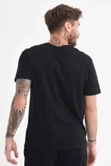 Remera básica de hombre, color negro, de manga corta y cuello redondo.