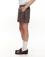 Short de tela a rayas verticales color marrón y gris.