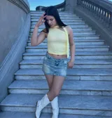 Minifalda de jean celeste con efecto lavado, tiro bajo y bolsillos delanteros y traseros.