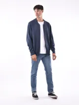 Campera tejida azul melange con cierre frontal y bolsillos laterales.