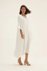 Túnica larga de color gris, de corte holgado y mangas cortas.